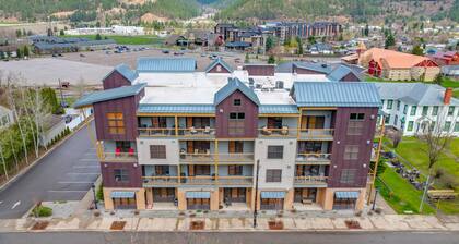 Large Condo Full Kitchen - Ski or Bike, Mtn Views, Hot tub, Fireplace