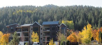 Amplio y moderno condominio con cocina completa en el sendero para bicicletas: entradas al parque acuático