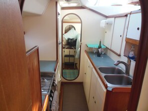 Fridge, oven, stovetop, coffee/tea maker