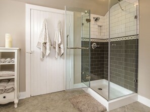 Dusche, Haartrockner, Handtücher, Seife