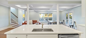 One Block to Beach! Modern 6 Bed with Private Pool