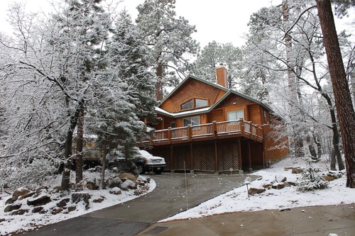 Log Style Cabin in Moonridge, 3bd, 3ba, Sleeps 9, Walk To Slopes, Ntl. Forest