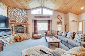 Smart TV, fireplace, books - Log Style Cabin in Moonridge, 3bd, 3ba, Sleeps 9, Walk To Slopes, Ntl. Forest (Big Bear Lake)