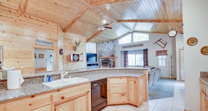 Log Style Cabin in Moonridge, 3bd, 3ba, Sleeps 9, Walk To Slopes, Ntl. Forest