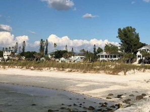 På stranden