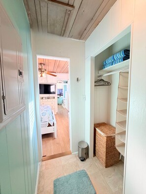 1 bedroom, iron/ironing board, WiFi, bed sheets - Beach Cottage-Pass a Grille- Steps to beach (St Pete Beach)
