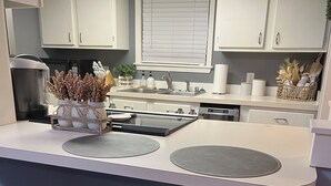 Coffee/tea maker, fridge, microwave, oven - Off Season Rates!  Ideal location on Lake Hamilton! (Lake Hamilton)