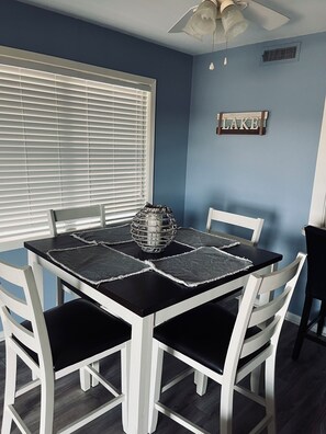 Dining - Off Season Rates!  Ideal location on Lake Hamilton! (Lake Hamilton)