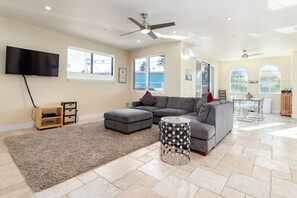 Smart-TV, bøker og stereoanlegg