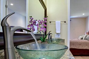 シャワー付き浴槽、ヘアドライヤー、タオ��ル