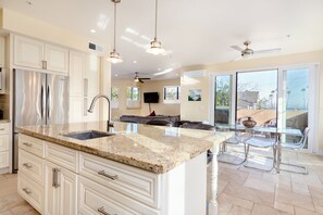 Fridge, microwave, oven, stovetop - Luxurious Ocean View Villa (Santa Cruz)