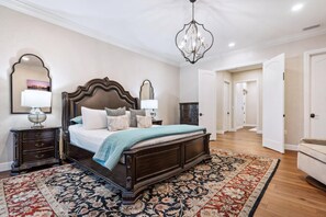 4 slaapkamers, een bureau, een strijkplank/strijkijzer, gratis wifi