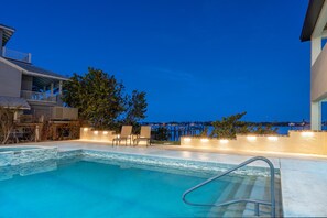 Een buitenzwembad en een verwarmd zwembad