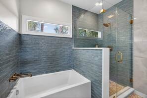 Bathtub, hair dryer, towels, toilet paper - Charming KIAWAH Home in IDEAL Location with Pool Access, Screened Porch, Close to Beach! (Kiawah Island)