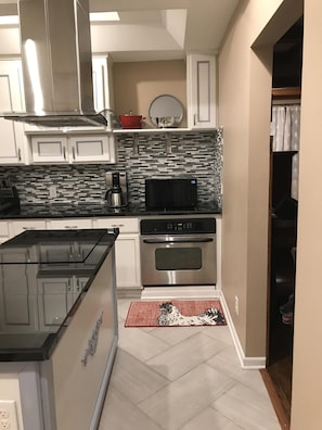 Fridge, microwave, oven, stovetop - Large Home In Dundee For Families, Pets Welcome (Omaha)
