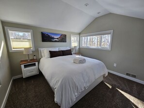 2 makuuhuonetta, allergiatestatut vuodevaatteet, tallelokero huoneessa