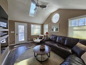 Älytelevisio, takka, stereot, tietokoneen näyttö