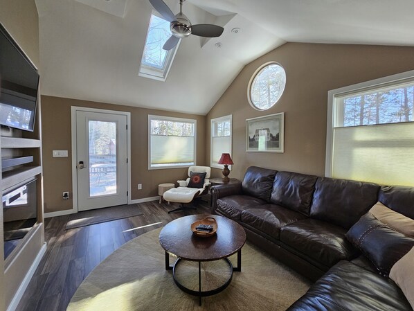 Älytelevisio, takka, stereot, tietokoneen näyttö