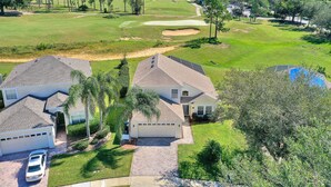 A residential area with houses, a golf course, and a clear sky. - Golf Course View Villa! Just 25 mins to Disney Magic (Davenport)