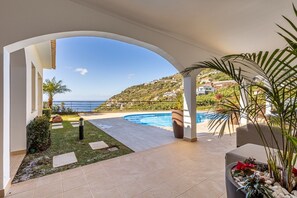 Terrace/patio - Luxurious house with sea and mountain views (Arco da calheta)