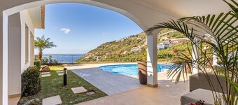 Luxurious house with sea and mountain views