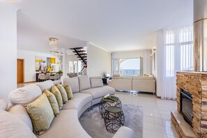 Smart TV, fireplace, video games, DVD player - Luxurious house with sea and mountain views (Arco da calheta)