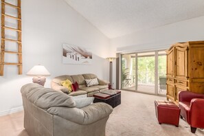 TV, DVD player - LAKEFRONT! RAVE REVIEWS!   waterfalls,creek,walking trails, wildlife (Phoenix)