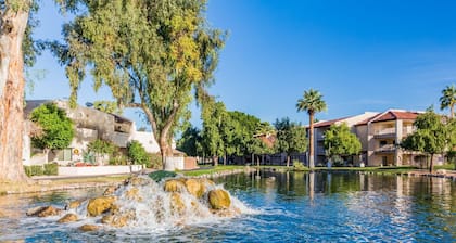 LAKEFRONT! RAVE REVIEWS! waterfalls,creek,walking trails, wildlife