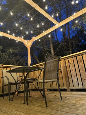 Outdoor dining - Rustic Romantic Bayberry Cottage at Autumn Ridge (Lexington)