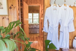 1 bedroom, iron/ironing board, free WiFi, bed sheets - Rustic Romantic Bayberry Cottage at Autumn Ridge (Lexington)