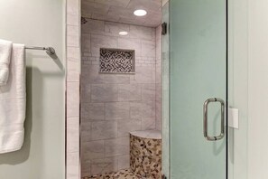 Bathtub, eco-friendly toiletries, hair dryer, towels - Life Is Swell - Oceanfront, Pool, & Tennis (Fernandina Beach)