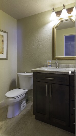 Un baño con inodoro, lavabo y armario.