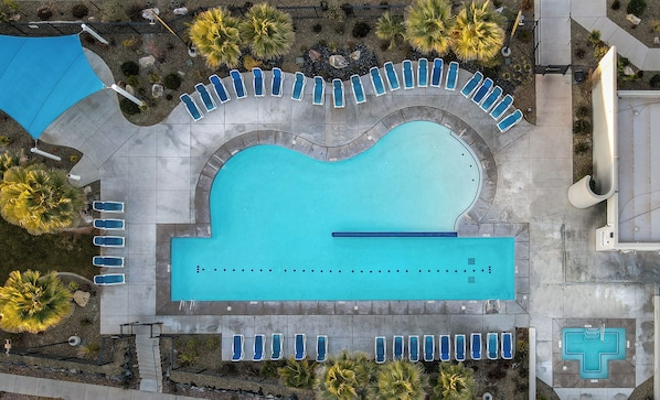 حمّام سباحة مُدفّ َأ