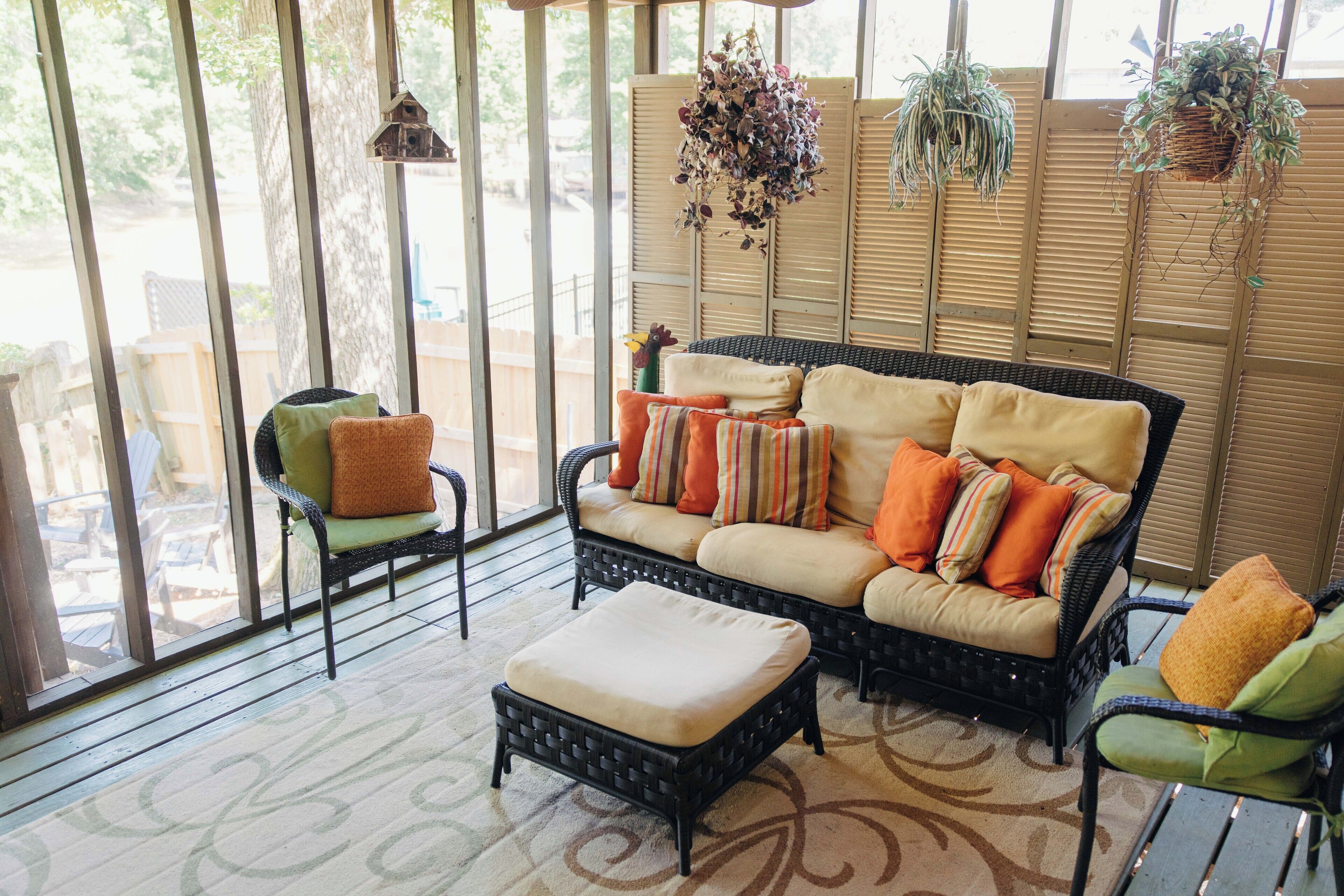 TV connectée, cheminée, livres