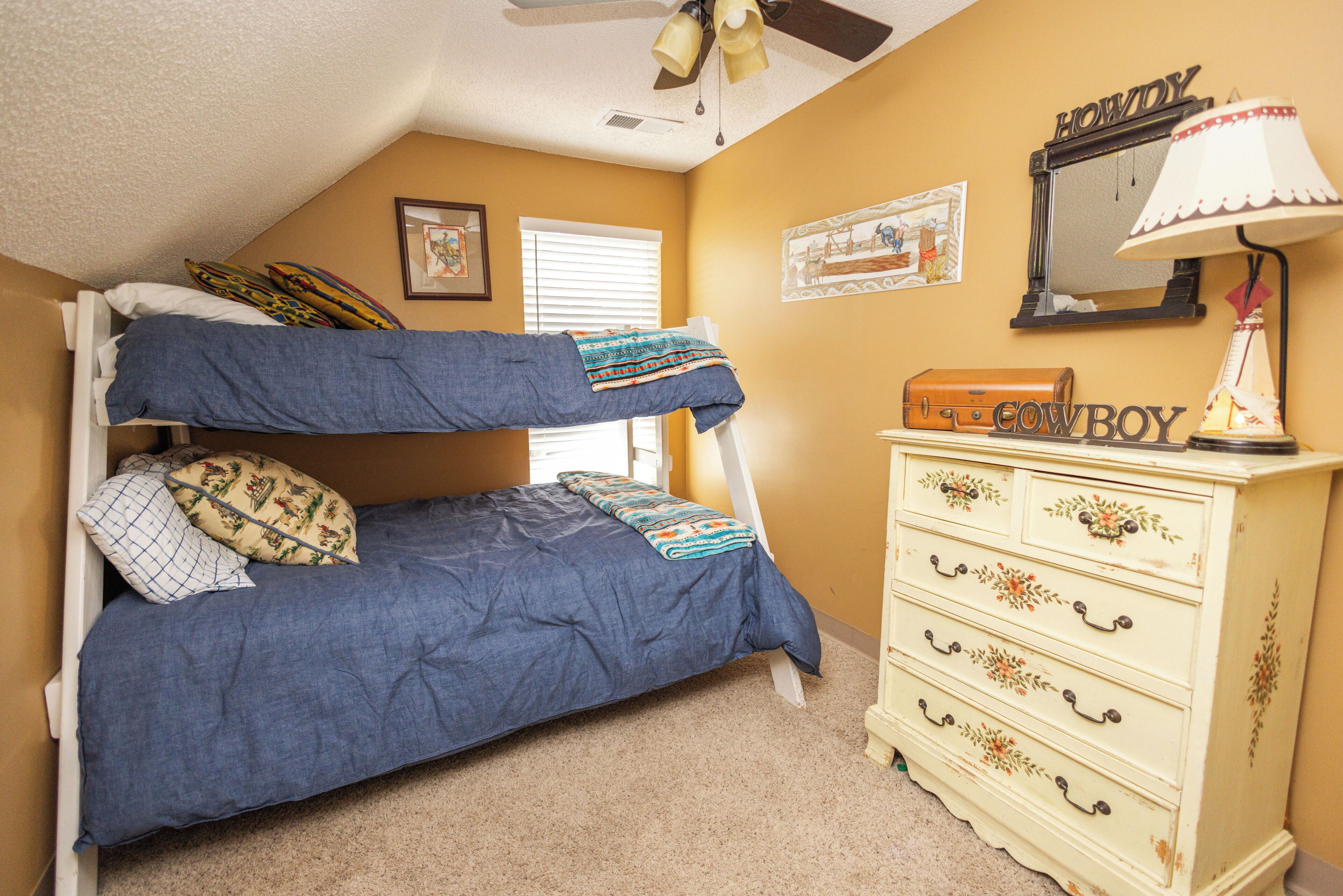 5 bedrooms, desk, WiFi (free), bed sheets