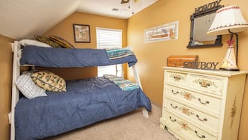 5 bedrooms, desk, WiFi (free), bed sheets