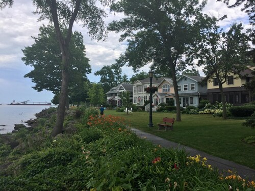 Cottage Custom built by owner plus 4 person golf cart included