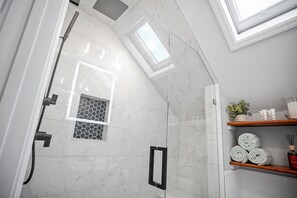 Dusche, Haartrockner, Handtücher, Seife