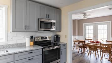 Kylskåp, mikrovågsugn, ugn och spishäll