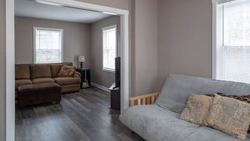 TV, tavolo da calcetto, libri