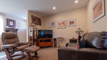 TV connectée, lecteur de DVD, livres, médiathèque