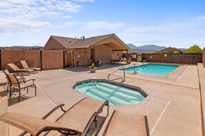 Alberca al aire libre y alberca climatizada