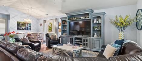 Una Smart TV, un reproductor de DVD, libros, una videoteca