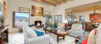 Stunning view home, 3bdr, City lights, sunsets, kiva's, portals,  7 min to Plaza