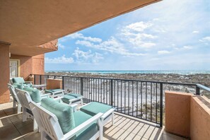 Property grounds - Beachfront, fantastic Gulf views. Sleeps 6. New kitchen, more upgrades for 2025. (Pensacola Beach)
