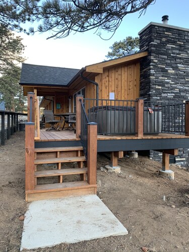 Mountain Sunrise Cabin - HOT TUB, Wildlife, Serene - Near RMNP and Downtown