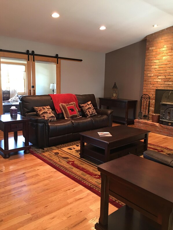 Smart TV, caminetto, lettore DVD