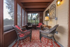 Interior - Save 15% off the one day rate when you book 28 days or more! (Green Valley)