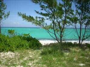 Nær stranden og strandhåndklær