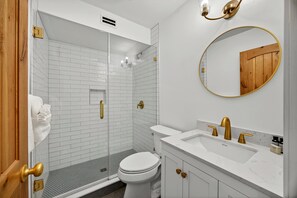 Ensemble baignoire-douche, séchoir à cheveux, serviettes fournies